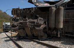 13 mrtvih in skoraj sto ranjenih v železniški nesreči