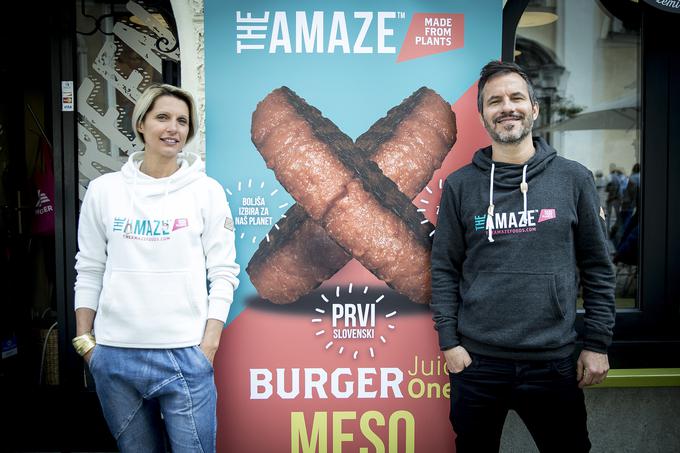 The Amaze burger Juicy one je prvi rastlinski burger v Sloveniji. Je plod slovenskega znanja in lokalnega razvoja. Ves proizvodni proces poteka v Sloveniji.  | Foto: Ana Kovač