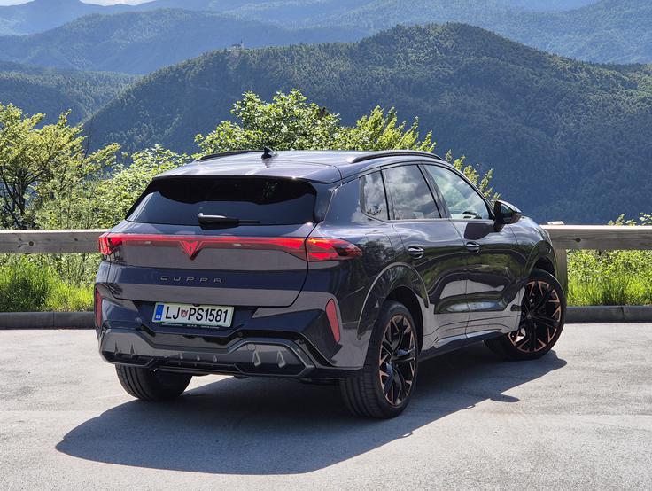 Terramar z 18 centimetrov dvignjenim podvozjem je vse naokrog polepšan z barvnim odtenkom bakra. Doplačilo za posebno barvo dark void znaša 1.104 evre, 993 za 20-palčna platišča Hadron Copper in 301 za gume performance tyre. Kot se za športnika spodobi, so zavorni diski hlajeni tudi zadaj. | Foto: Aleš Črnivec