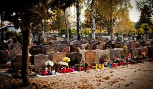 Na pokopališču v Krškem oskrunili več grobov