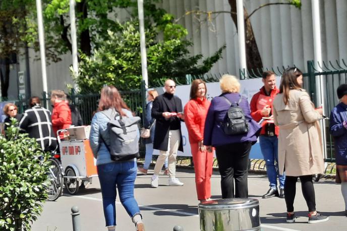 Tanja Fajon pred Gospodarskim razstaviščem, kjer poteka predčasno glasovanje za vseh 14 volilnih okrajev upravne enote Ljubljana. | Dejan Prešiček (levo) in Tanja Fajon pred Gospodarskim razstaviščem v Ljubljani | Foto Twitter