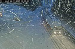 Prizori kot iz pravljice: v nekaterih krajih močno sneži #video