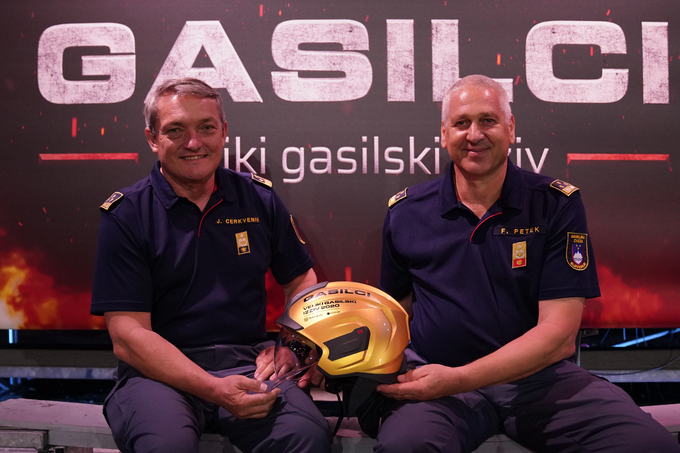 Zlato čelada bosta podelila predsednik GZS Janko Cerkvenik (levo) in poveljnik GZS Franci Petek (desno). | Foto: Blaž Vatovec
