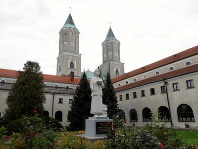 Krvavi napad v poljskem samostanu: en mrtev, več ranjenih