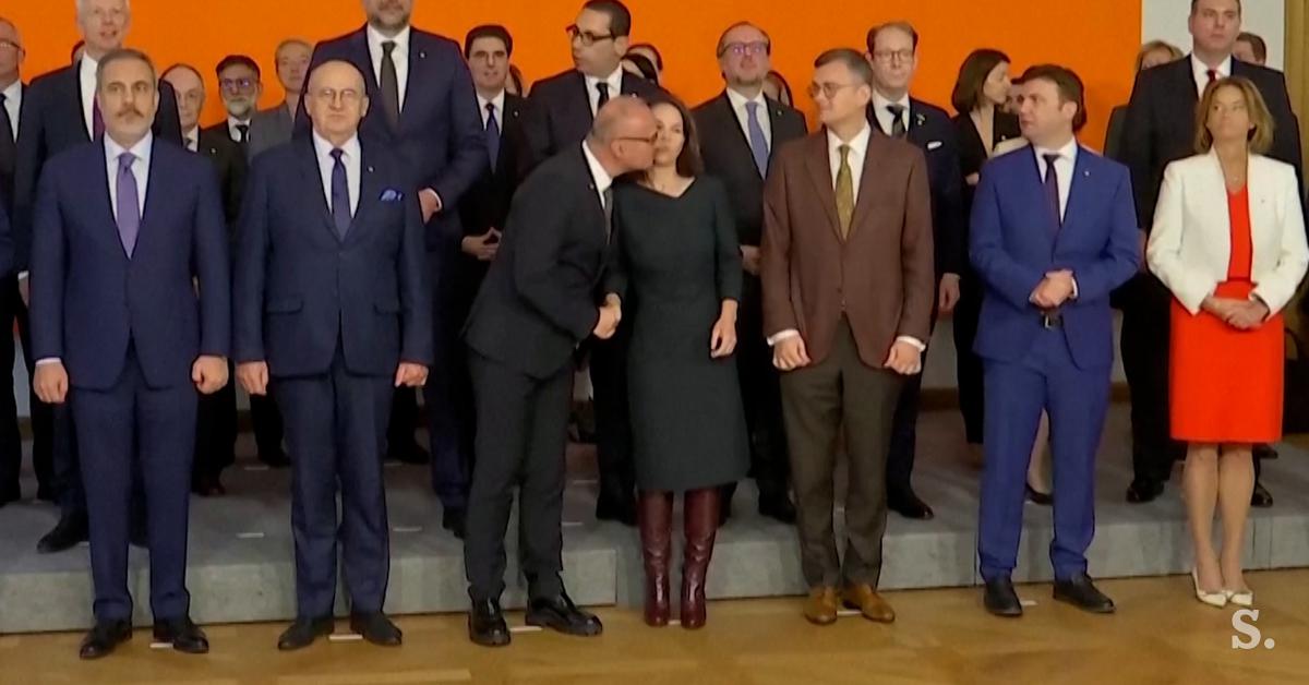 Einen Kuss des kroatischen Außenministers lehnte der Minister ab #Video