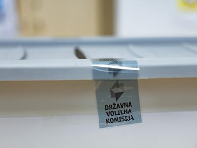 Do 10. ure skupno 53 obvestil o domnevni kršitvi volilnega molka