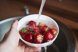 Ali še vedno perete jagode samo z vodo? Preizkusite to metodo.