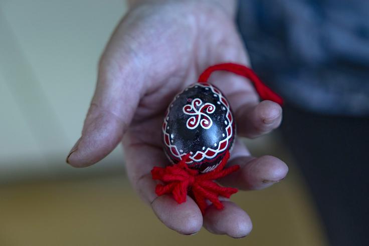 "Razlika med pisanico in pirhom je, da je pirh ponavadi jajce, ki ga pojemo, pisanica pa je trajen spominek." | Foto: Ana Kovač