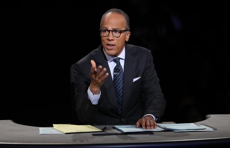 Kandidatoma je vprašanja na debati postavljal Lester Holt, voditelj večernih poročil na televiziji NBC. | Foto: Reuters