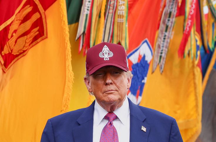 Trump je v govoru v vojaškem oporišču Fort Bragg napadal politične nasprotnike, medije in transspolne osebe, hvalil lastne politične zmage in grozil vsem, ki si bodo drznili zažgati ameriško zastavo. | Foto: Reuters