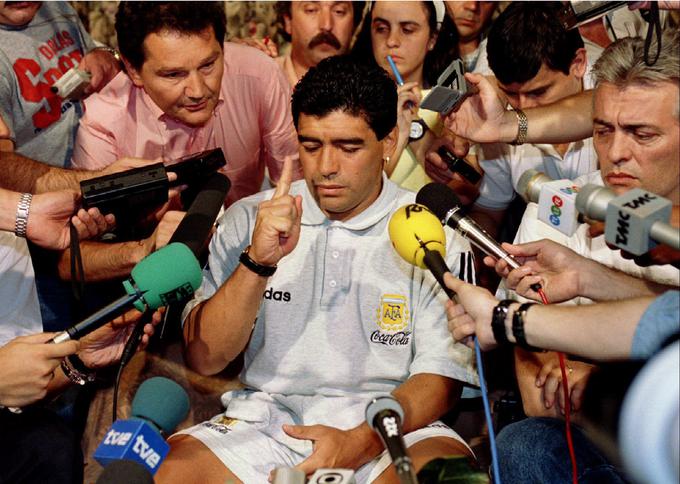 Maradona je bil 30. junija 1994 na novinarski konferenci v hotelu Sheraton Park Plaza Hotel v Dallasu dokaj skrivnosten glede okoliščin pozitivnega dopinškega testa. "Odrezali so mi noge (FIFA, op. a.). To je resnično umazana zgodba. Rad bi verjel v  [Joao] Havelanga (takratnega predsednika FIFA, op. a.) in [Sepp] Blatterja (generanega sekretarja FIFA, op. a.), ampak po vsem tem ..., ničesar ne želim reči."” | Foto: Reuters