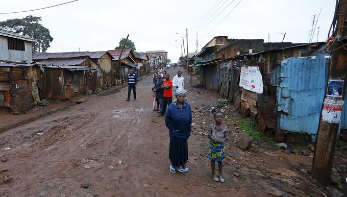 Kot navaja lani izdano poročilo UN Habitat, kljub izdatnih prizadevanjih mednarodne skupnosti v zadnjih 15 letih, še danes 56 odstotkov Kenijcev živi v revnih barakarskih naseljih, tako imenovanih slumih, kjer nimajo dostopa do najbolj osnovne infrastrukture. Umrljivost otrok se je od leta 1990 prepolovila z 90 na 43 mrtvorojenih otrok na tisoč rojstev, še vedno pa v prvih petih letih umre 73 na vsakih tisoč otrok. Med porodom umre 409 na sto tisoč žensk. | Foto: Reuters