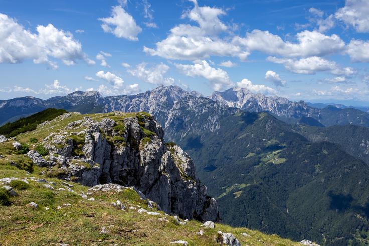 Pogled z Velike Raduhe proti zahodu, do najvišjih vrhov Kamniško-Savinjskih Alp. | Foto: Matej Podgoršek