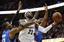 James blestel za znižanje na 2:3