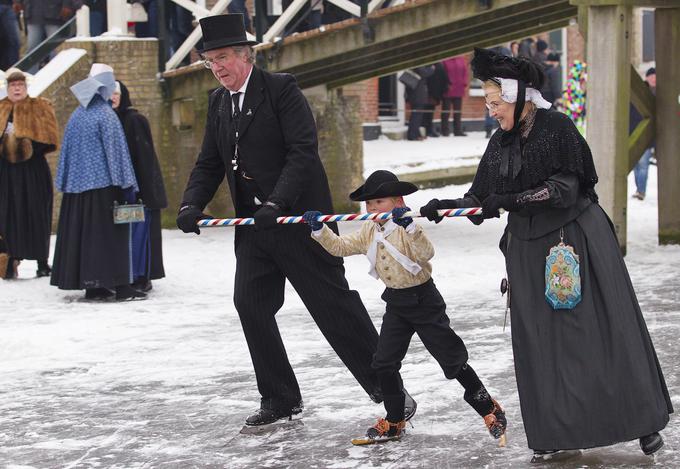 V Frieslandu se drsalci oblečeni v tradicionalno nošo dobijo in drsajo, se sankajo in drugače zabavajo na ledu. | Foto: Reuters