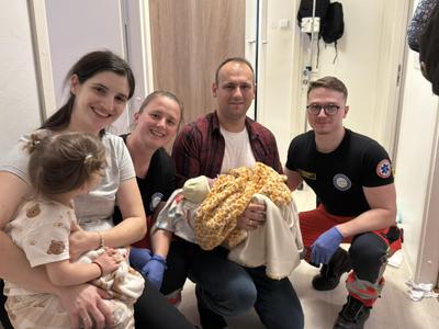 Dečku Davidu se je mudilo na svet, mamica rodila kar doma