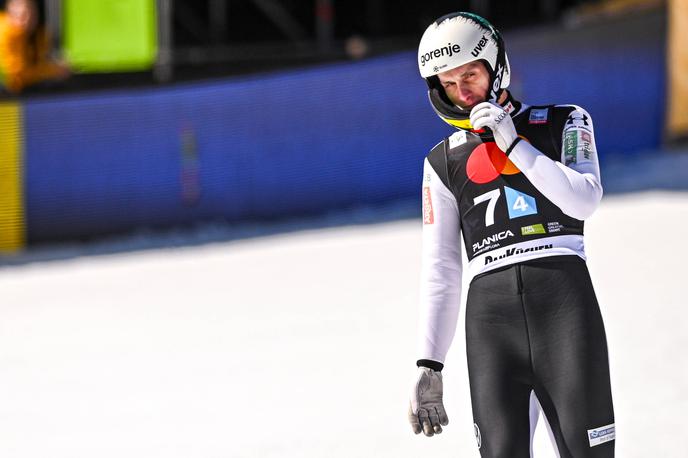 Domen Prevc | Domen Prevc je imel v soboto v Planici precej več težav kot dan prej, največ preglavic pa mu je povzročil že poskusni skok. | Foto Reuters