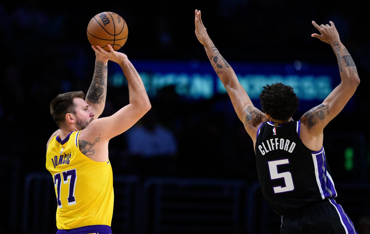 La Lakers Sacramento | Luka Dončić je odigral generalko pred začetkom nove sezone lige NBA, bil najboljši strelec dvoboja, a z Lakersi znova ostal brez zmage. Edini slovenski predstavnik v ligi NBA bo sezono 2025/26 začel v noči na sredo, ko bodo Jezerniki gostili Golden State. | Foto Reuters