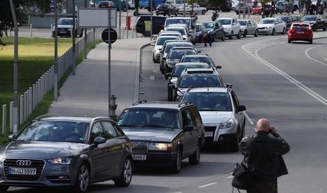 Avstrijci so se organizirali in z osebnimi avtomobili odšli po begunce na Madžarsko