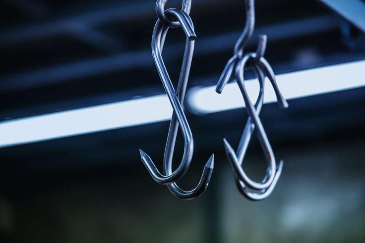 Klavnica prašičev je izraz, ki se uporablja predvsem za piramidne sheme kitajskega izvora, njihov cilj pa je stkati tesen odnos z žrtvami in se prepričati, da se od svojega denarja ločijo v čim večjih zneskih. Ko akterji v ozadju presodijo, da novega denarja ne bo več, vse skupaj ugasnejo in prekinejo vso komunikacijo z vlagatelji, ti pa povečini ostanejo brez vsega. | Foto: Shutterstock