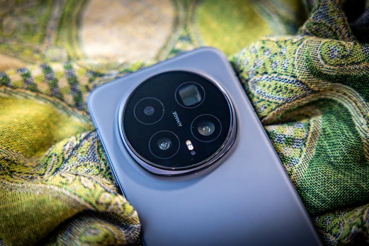 Pametni telefon Honor Magic8 Pro ima na svoji hrbtni strani glavno kamero s tipalom ločljivosti 50 milijonov pik, telefoto kamero, ki se izkaže predvsem pri nočnih fotografijah, in ultraširokokotno kamero z ločljivostjo tipala prav tako 50 milijonov pik. | Foto: Gaja Hanuna