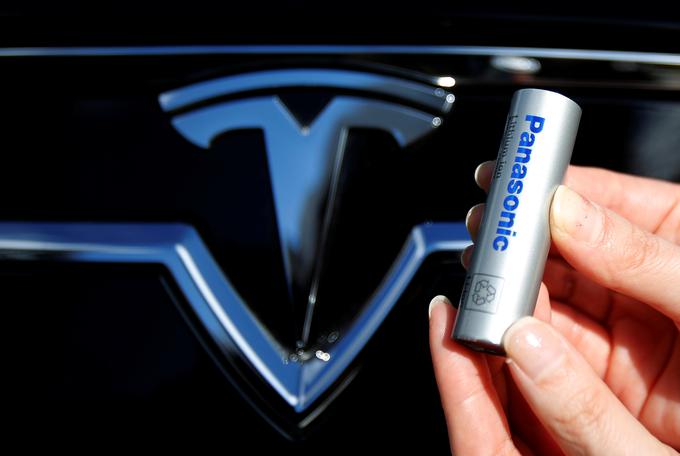 Take baterije so postale ključni sestavni del novih električnih avtomobilov. Panasonic je največji svetovni proizvajalec litij-ionskih baterij, skupaj s Teslo so v Nevadi odprli tudi tovarno baterij Gigafactory. Letna kapaciteta tovarne bo 35 gigavatnih ur. | Foto: Reuters