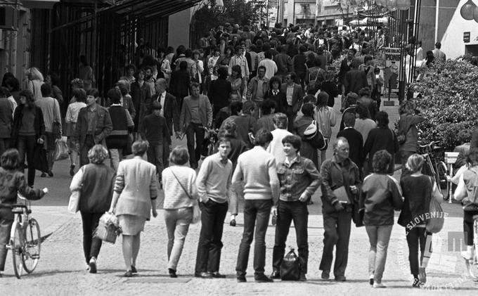 Množica na Čopovi ulici med delavnikom leta 1984 | Foto: Dragan Arrigler, hrani: MNZS