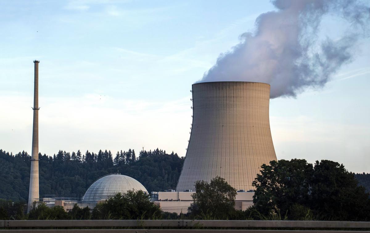 Jedrska elektrarna Isar 2 | V soboto bodo prenehale obratovati tri zadnje nemške jedrske elektrarne. Med njimi tudi Isar 2 (na fotografiji). | Foto Reuters