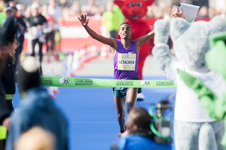 Rekord ljubljanskega maratona je v rokah Etiopijca Limeniha Getachewa, ki je 42 kilometrov pretekel v času 2;08:19. Svetovni rekorder v maratonu je Kenijec Dennis Kimetto,  ki je maraton leta 2014 v Berlinu pretekel v času 2;02:57.  | Foto: Urban Urbanc/Sportida