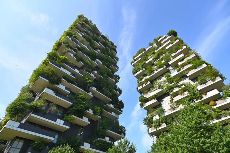 Ikonična milanska stanovanjska stolpnica bosco verticale oziroma navpični gozd, kjer živi veliko premožnih posameznikov. | Foto: Gulliverimage