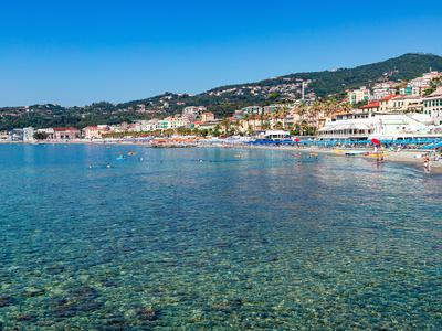 Na obali Ligurije med poskusom reševanja umrla reševalec in moški