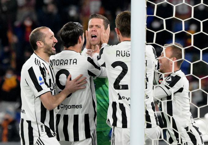 Daniele Rugani, Alvaro Morata in Giorgio Chiellini so tako odhiteli čestitati vratarju Wojciechu Szczesnyju, ki je v 83. minuti ubranil najstrožjo kazen Lorenzu Pellegriniju. | Foto: Reuters