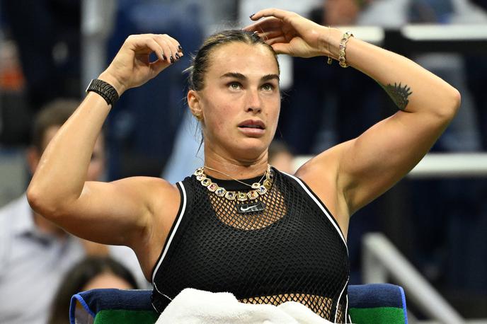 Arina Sabalenka | Arina Sabalenka blesti na igrišču, medtem pa jo je na novinarski konferenci v slabo voljo spravil novinar. | Foto Guliverimage