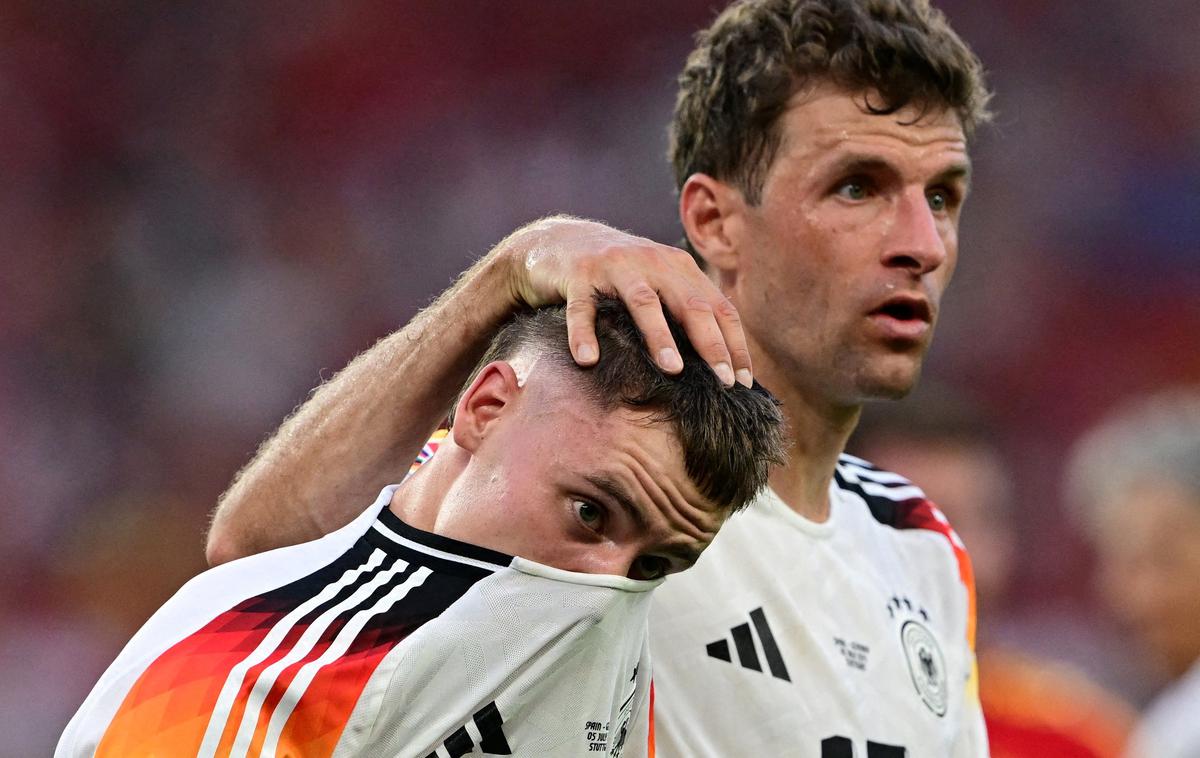 Thomas Müller | Thomas Müller je za Nemčijo odigral 131 tekem. Tako je tolažil mlajšega soigralca Floriana Wirtza po porazu proti Španiji. | Foto Reuters