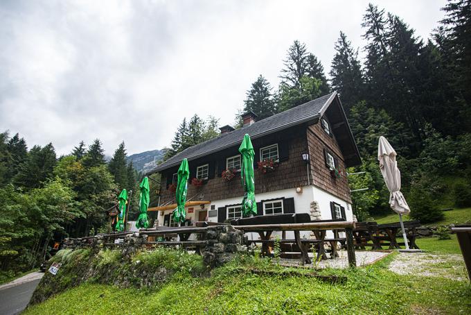 Mihov dom na Vršiču leži na 1.085 metrih. | Foto: Peter Podobnik/Sportida