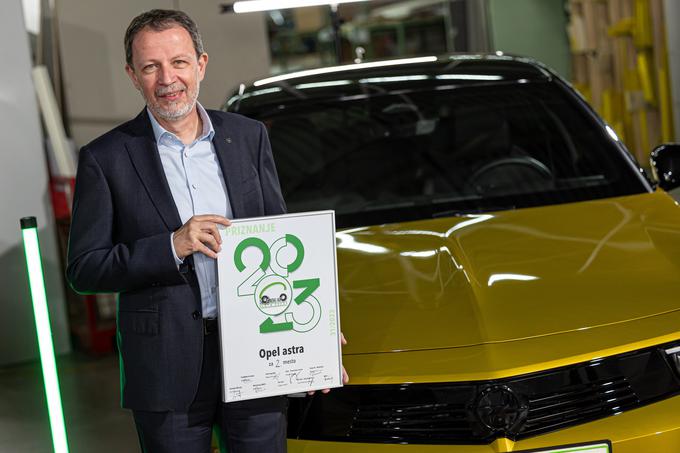 Borut Gazvoda, direktor znamke Opel v Sloveniji, je za astro prejel priznanje za drugo mesto v izboru Slovenski avto leta 2023. | Foto: Uroš Modlic