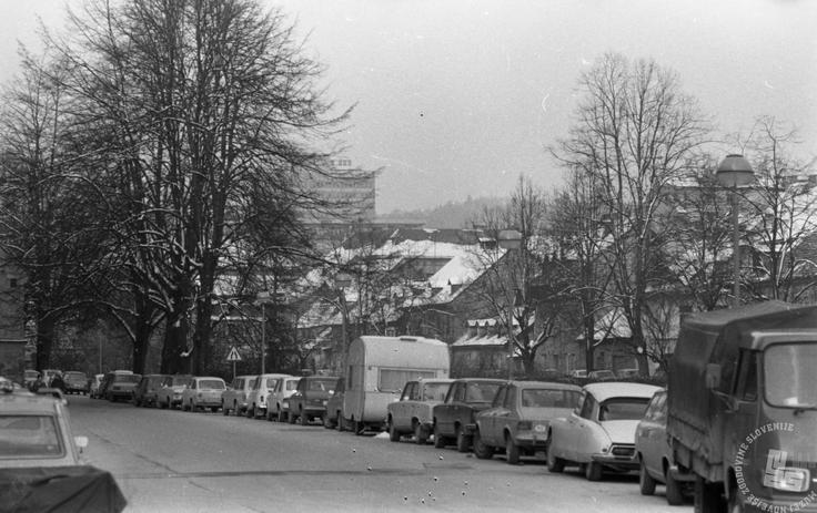Parkirišča na Petkovškovem nabrežju, 1979 (foto: Marjan Ciglič, hrani: MNZS). | Foto: