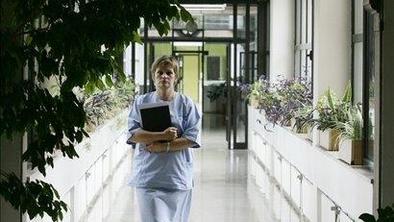 Srednjim sestram, ki opravljajo delo diplomiranih, zagotovljen trajni 20-odstotni dodatek