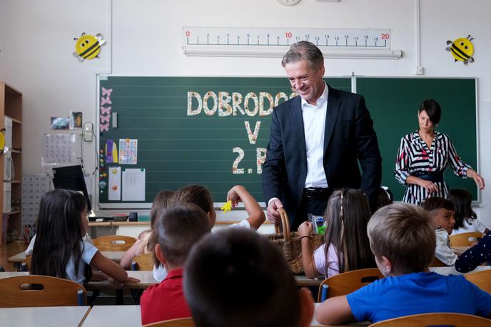 Robert Golob | Premier Robert Golob je obiskal enega od 2. razredov in se z učenci pogovoril o varni poti v šolo. | Foto STA