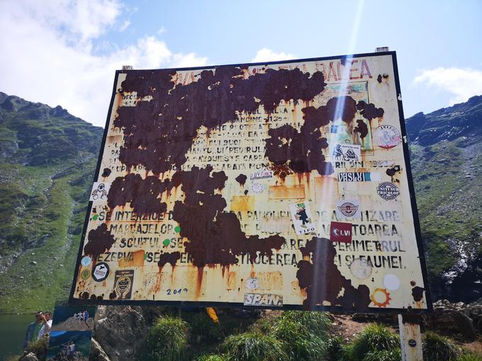 Že skoraj povsem uničena tabla na vrhu slavne ceste Transfagarasan. | Foto: Gregor Pavšič