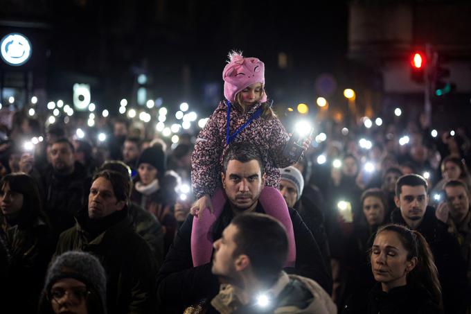 V številnih srbskih mestih se je zbralo na tisoče protestnikov, ki zahtevajo pravičnejšo družbo, ki temelji na vladavini prava. | Foto: Reuters