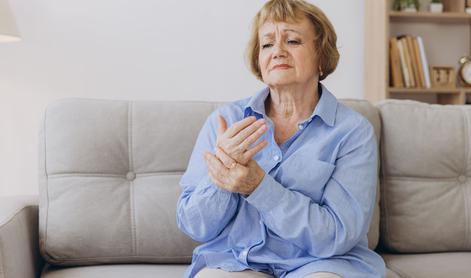 Mravljinci v rokah: zakaj se pojavljajo in kako jih odpraviti?