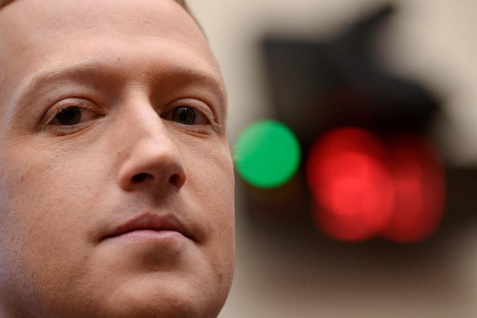 Zuckerberg je na zaslišanju v ameriškem kongresu moral odgovarjati tudi na druga neprijetna vprašanja in ne samo na vprašanja o načrtovani digitalni valuti Libra. | Foto: Reuters