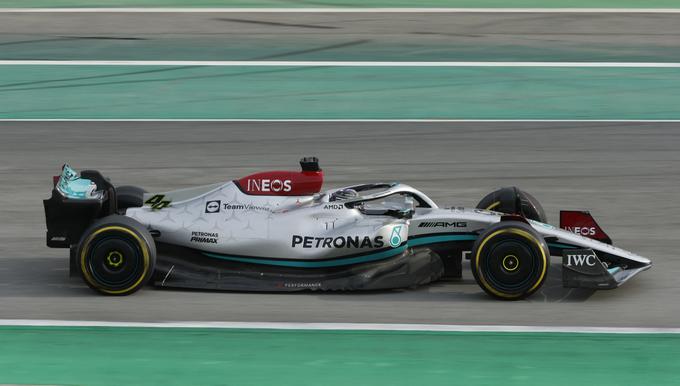 Za primerjavo je to fotografija Lewisa Hamiltona z Mercedesom izpred dveh tednov, ko so še imeli klasični dizajn stranic dirkalnika. | Foto: Reuters