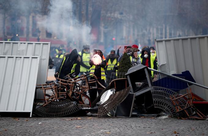 Protestniki so v Parizu ponekod postavljali tudi barikade ter podirali semaforje in prometne znake. | Foto: Reuters