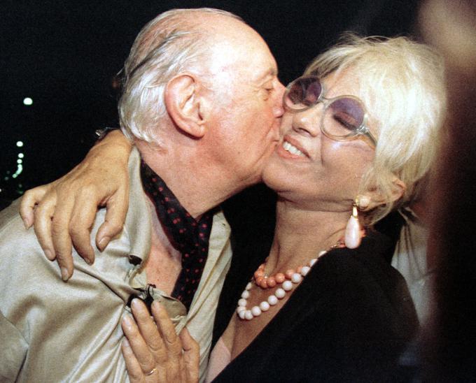 Poljub sreče žene in muze France Rame ob vrnitvi Foja v Milano iz Švedske leta 1997, ko je prejel Nobelovo nagrado. | Foto: Reuters