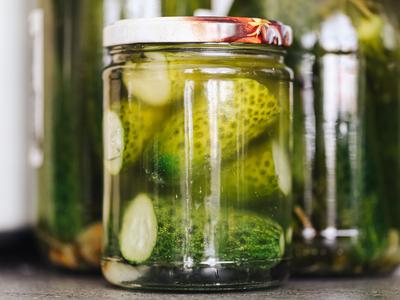 Pri vzorčenju kislih kumaric v prometu niso odkrili paracetamola