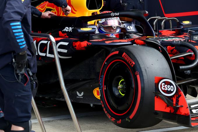 Max Verstappen je zaključek kvalifikacij odpeljal s poškodovanim dirkalnikom in ima zato tolikšen zaostanek. | Foto: Reuters