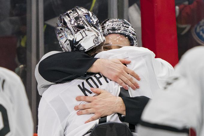Anže Kopitar in Dustin Brown v objemu po zadnji tekmi rednega dela lige NHL v karieri 37-letnega Američana | Foto: Reuters