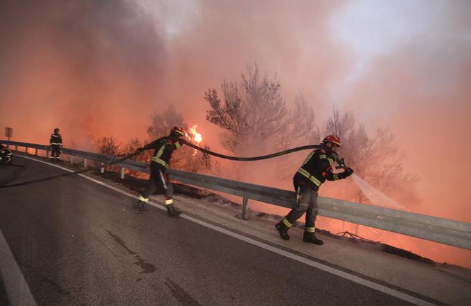 Torkov boj gasilcev s požarom v bližini Tučepov.  | Foto: Profimedia